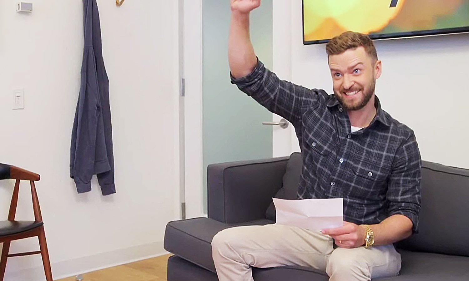 Justin Timberlake pitches theme song ideas to Seth Meyers