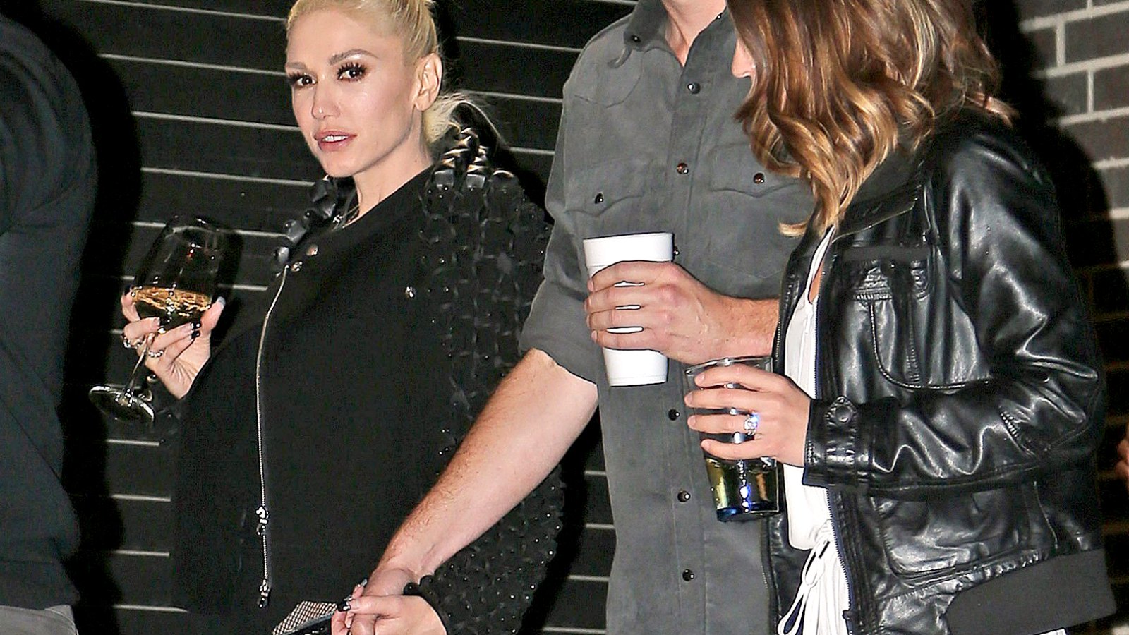 Gwen Stefani Blake Shelton holding hands