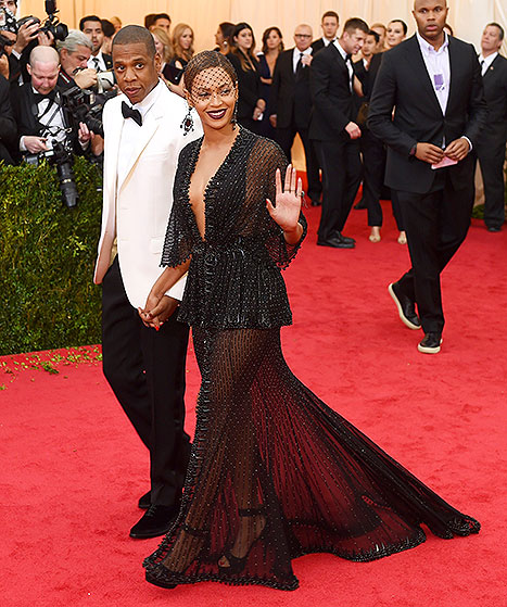 bey and jay poze for met