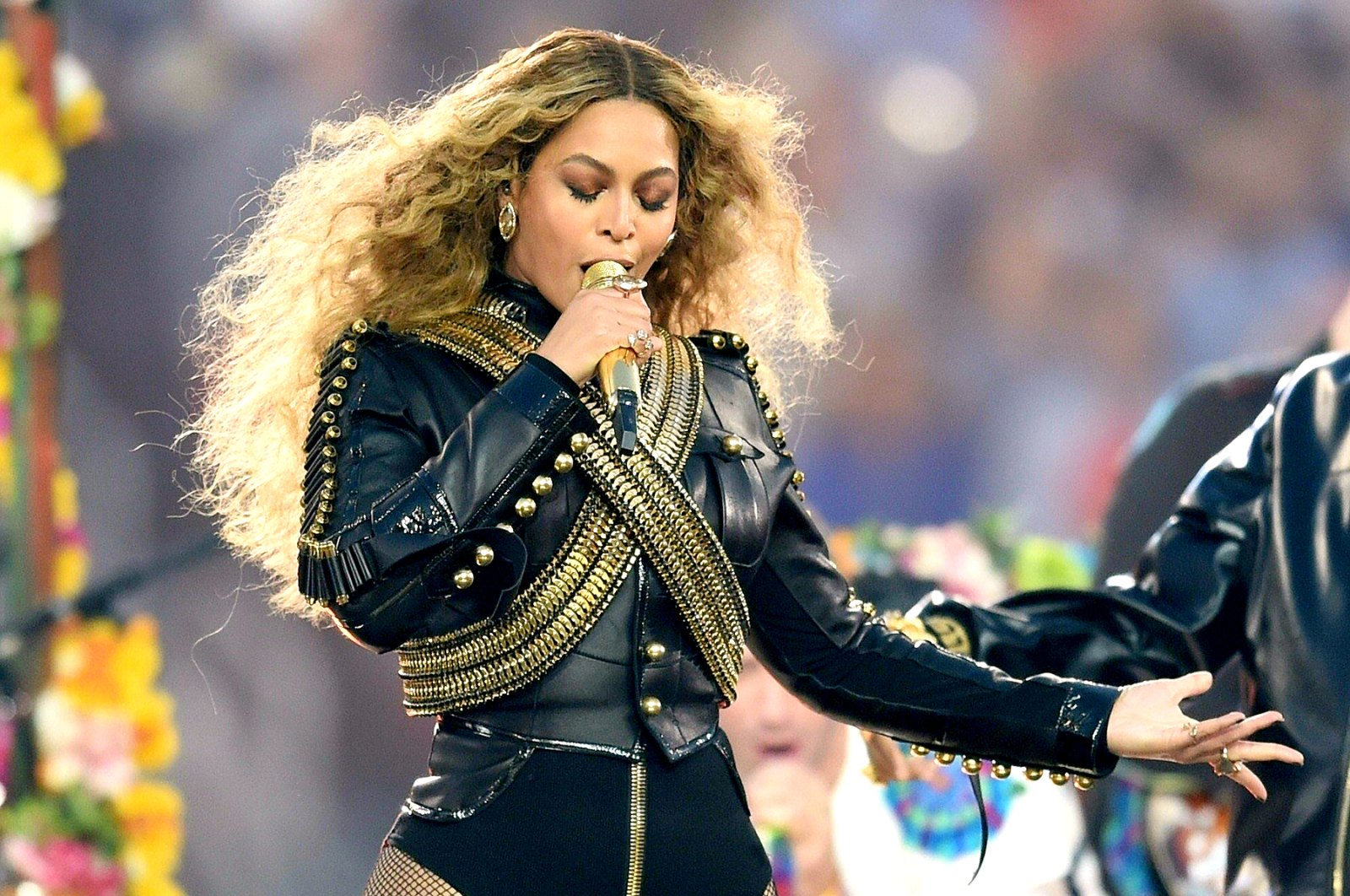 Beyonce Stumbles During Super Bowl 50 Halftime, Recovers Like a Pro