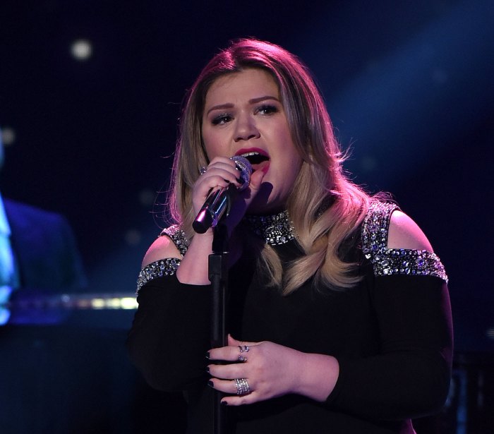 Kelly Clarkson performs on 'American Idol.'