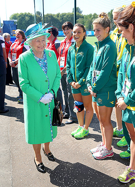 Queen Elizabeth Photobombs A Selfie At The Commonwealth Games Picture