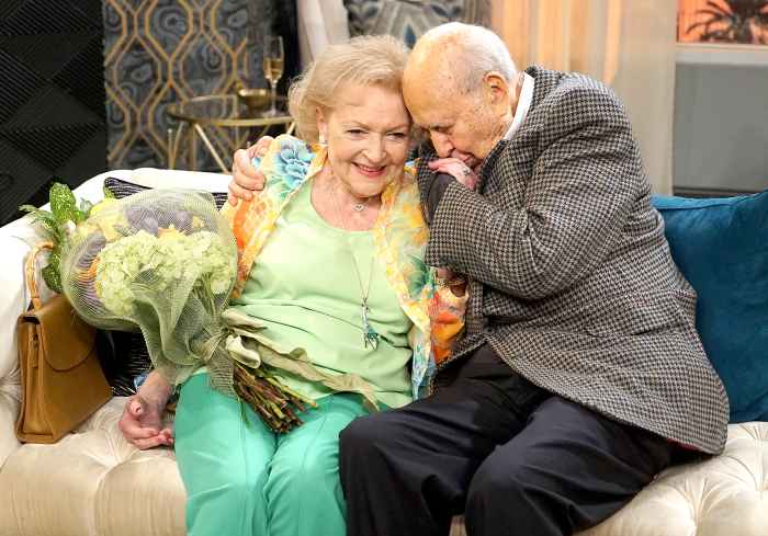 Betty White and Carl Reiner on "Young & Hungry"