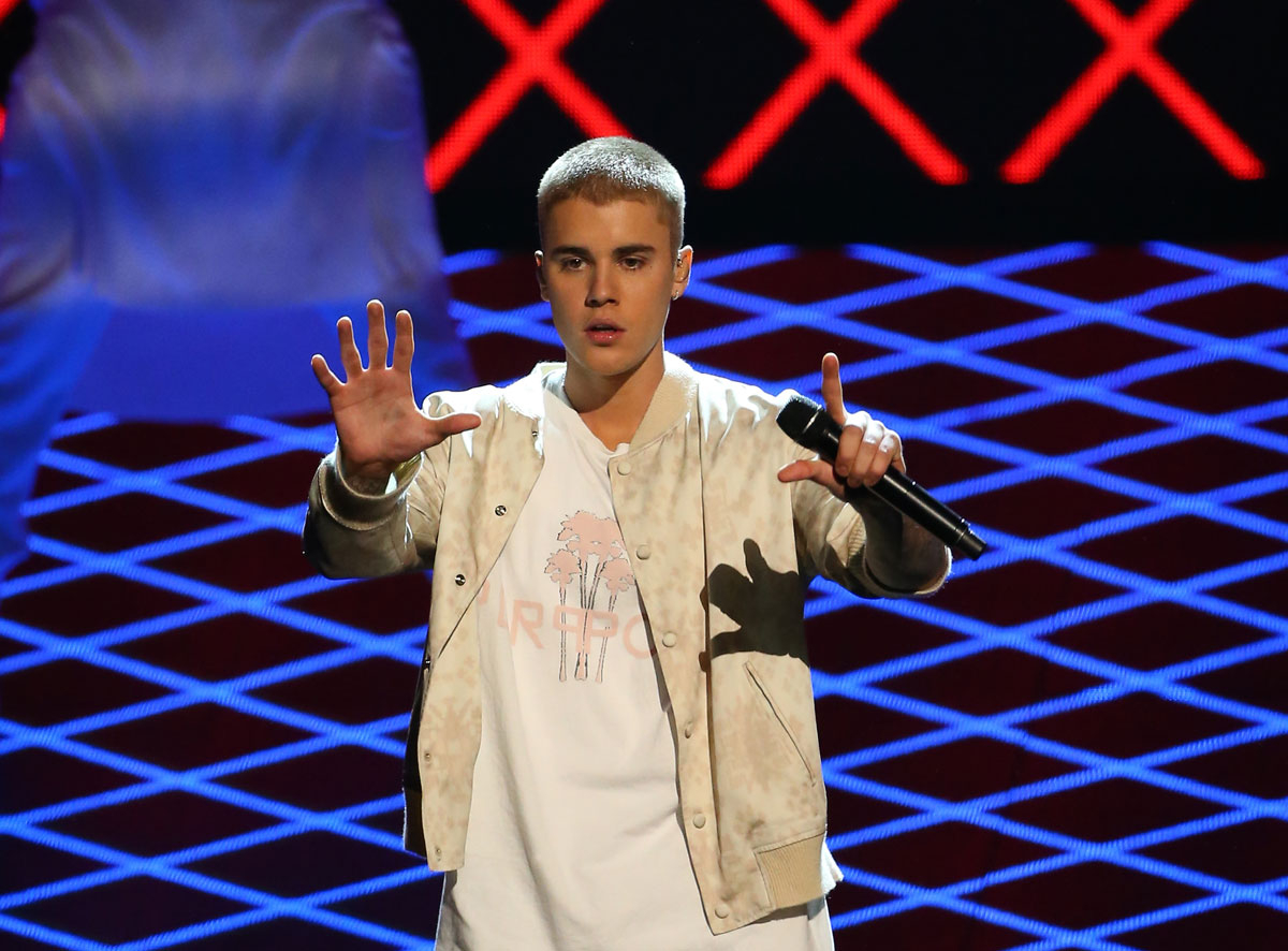 Justin Bieber took a tumble during his gig on Wednesday night