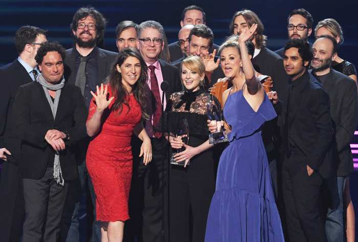 ohnny Galecki, Mayim Bialik, Melissa Rauch, Kaley Cuoco, Simon Helberg, and Kunal Nayyar with writer/producers accept Favorite Network TV Comedy for 'The Big Bang Theory' onstage during the People's Choice Awards 2017 at Microsoft Theater on January 18, 2017 in Los Angeles, California.