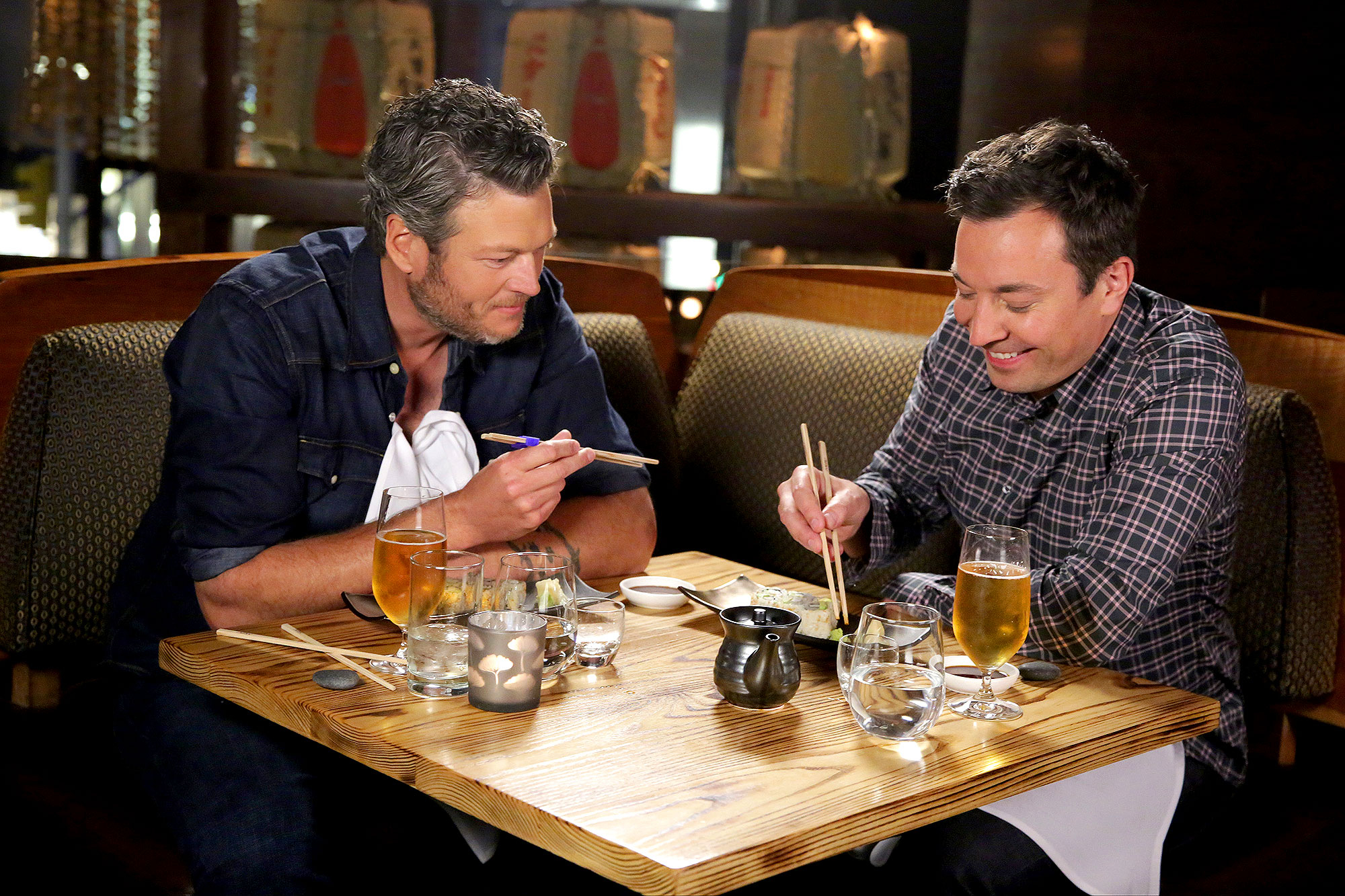 Blake Shelton eats sushi w