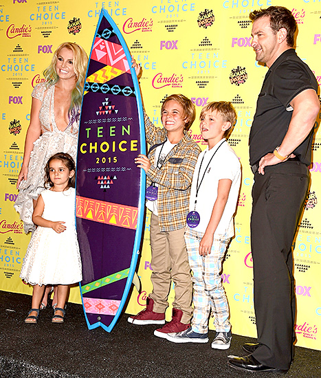 Britney Spears - Teen Choice Awards (press room with family)
