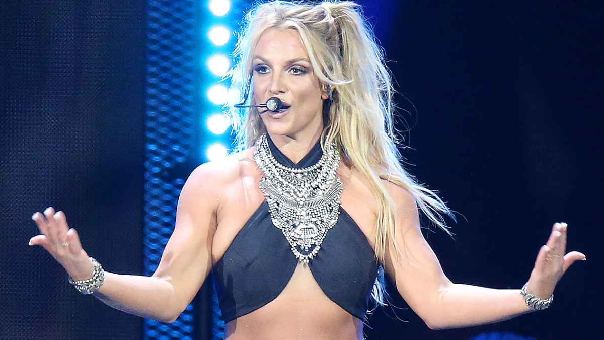 Britney Spears, performs live