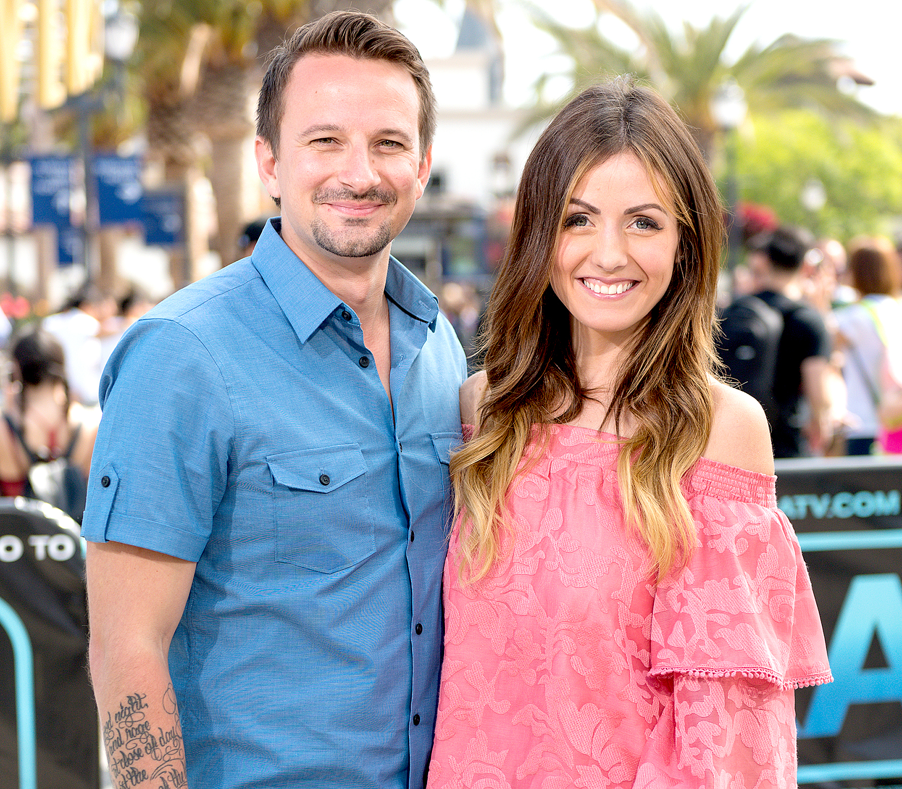 Evan Bass and Carly Waddell visit "Extra" at Universal Studios Hollywood on August 14, 2017 in Universal City, California.