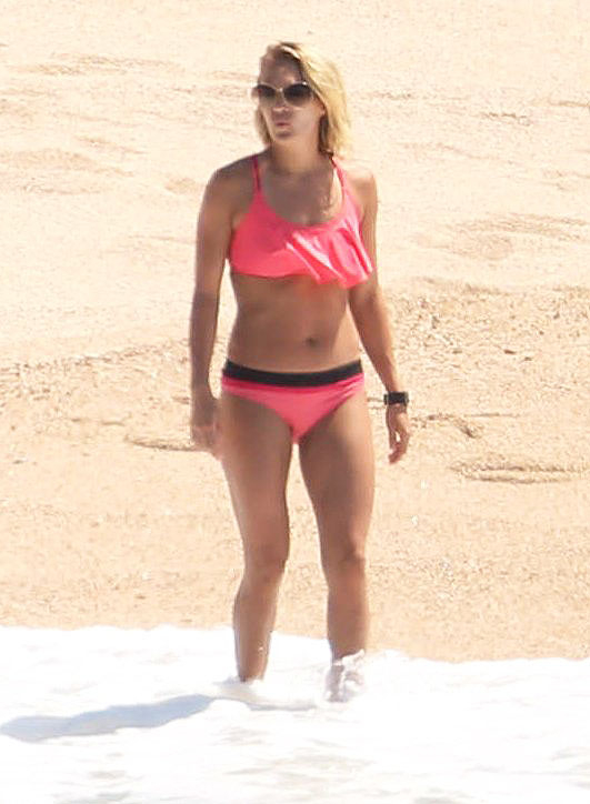 Carrie Underwood Flaunts Toned Bikini Body in Pink Two-Piece: Pics