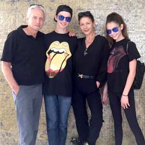 Catherine zeta jones and family zoom ec80df75 7711 40cd aa0d 623cd13e99bd