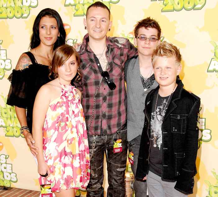 Chester Bennington, wife Talinda Bentley, and family arrive at Nickelodeon's 2009 Kids' Choice Awards at UCLA's Pauley Pavilion on March 28, 2009 in Westwood, California.