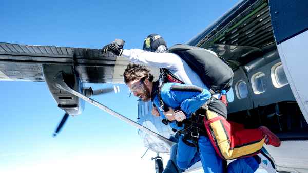 Chris evans plane jump zoom 1dc47daa 0ad7 48a4 83a4 8704a11c311a