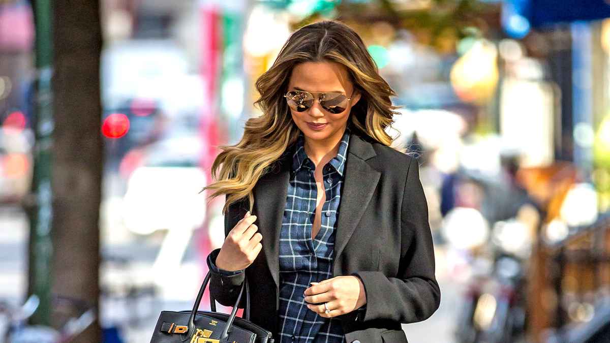 Chrissy Teigen seems to be happy to turn 30 as she left her apartment in New York to celebrate her birthday with the husband John Legend.