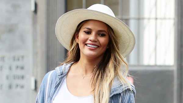 Chrissy teigen shorts 383749eb 9ecc 4a87 a34b 0785ee5eb2e0