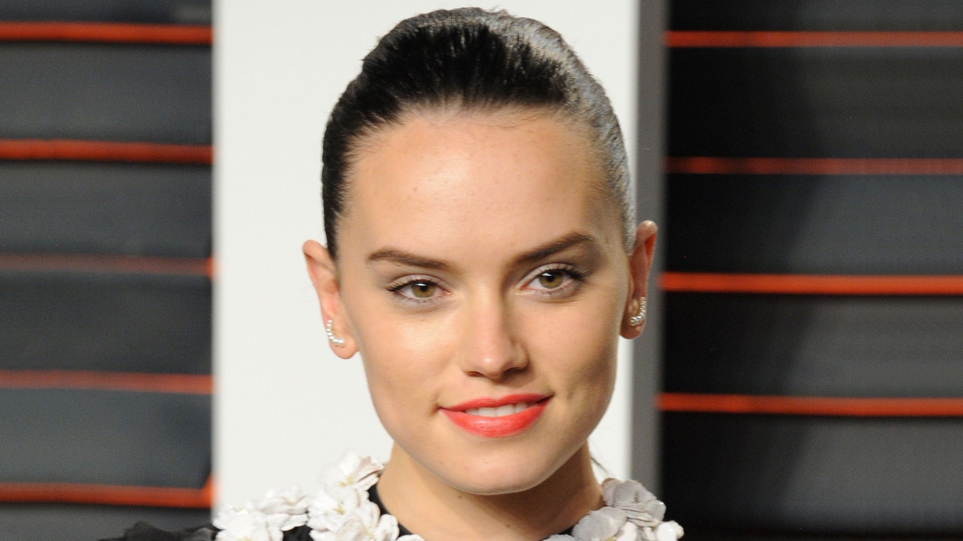 Daisy Ridley Smug Daisy Ridley Posts No-Makeup Selfie With Acne Spot Cream All Over Her ...