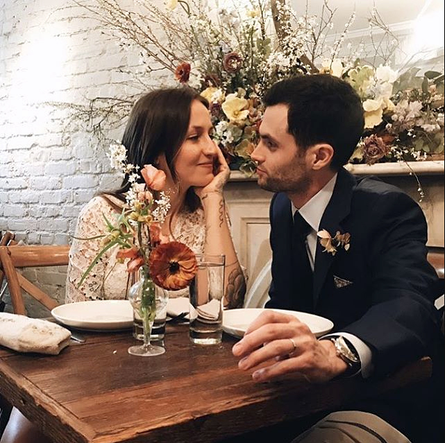 Domino Kirke Penn Badgley