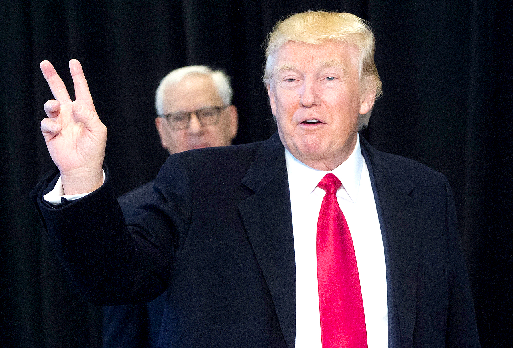 Donald trump peace sign zoom 811febd8 f440 4038 9538 009fd4706dee