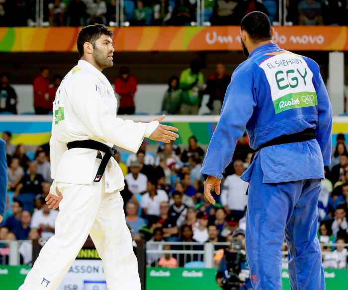 Egypt's Islam El Shehaby (blue) declines to shake hands with Israel's Or Sasson (white) after losing during the men's over 100-kg judo competition at the 2016 Summer Olympics in Rio de Janeiro, Friday, Aug. 12, 2016.