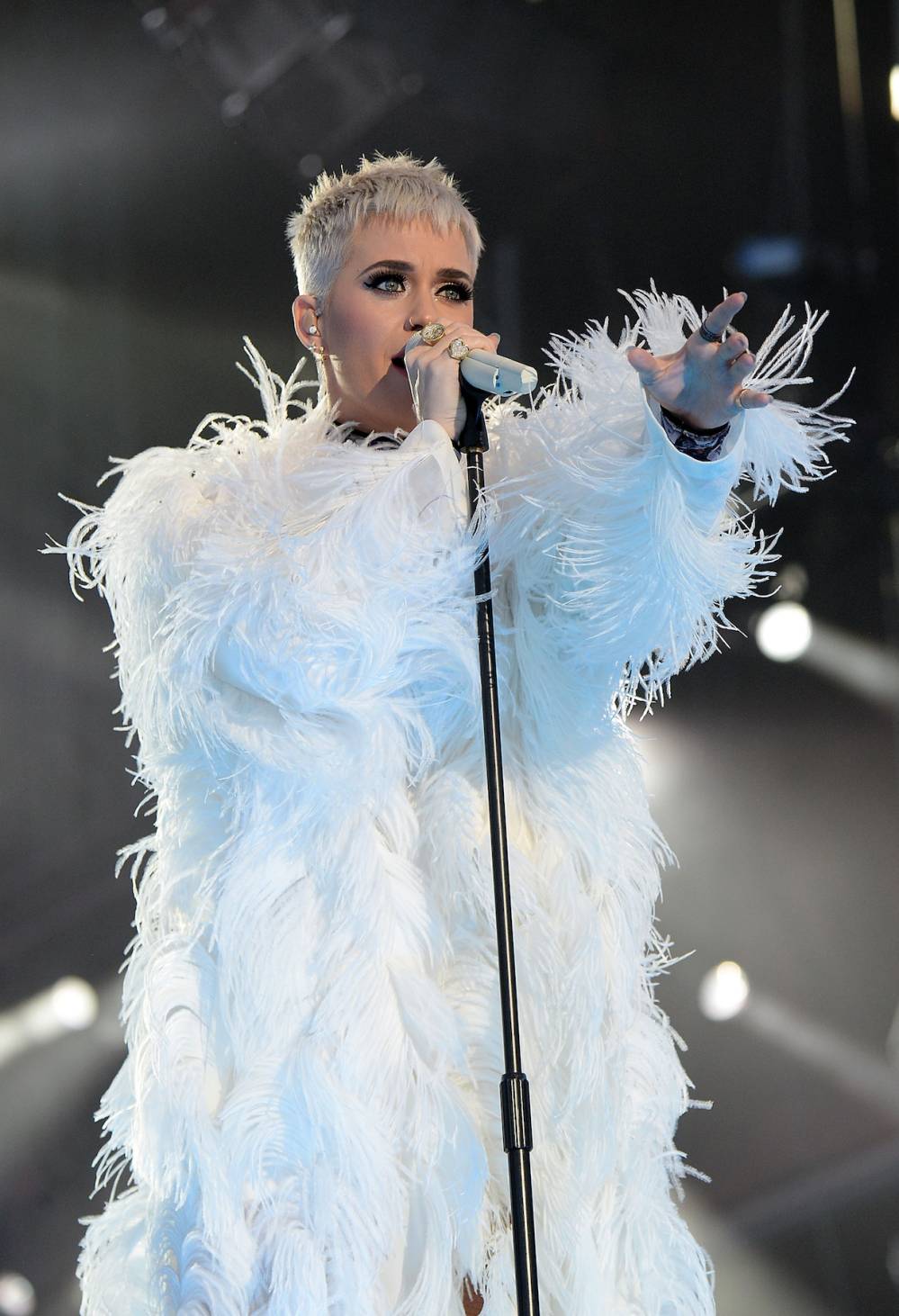 Katy Perry Sings Powerful Version of &lsquo;Part of Me&rsquo; in Manchester
