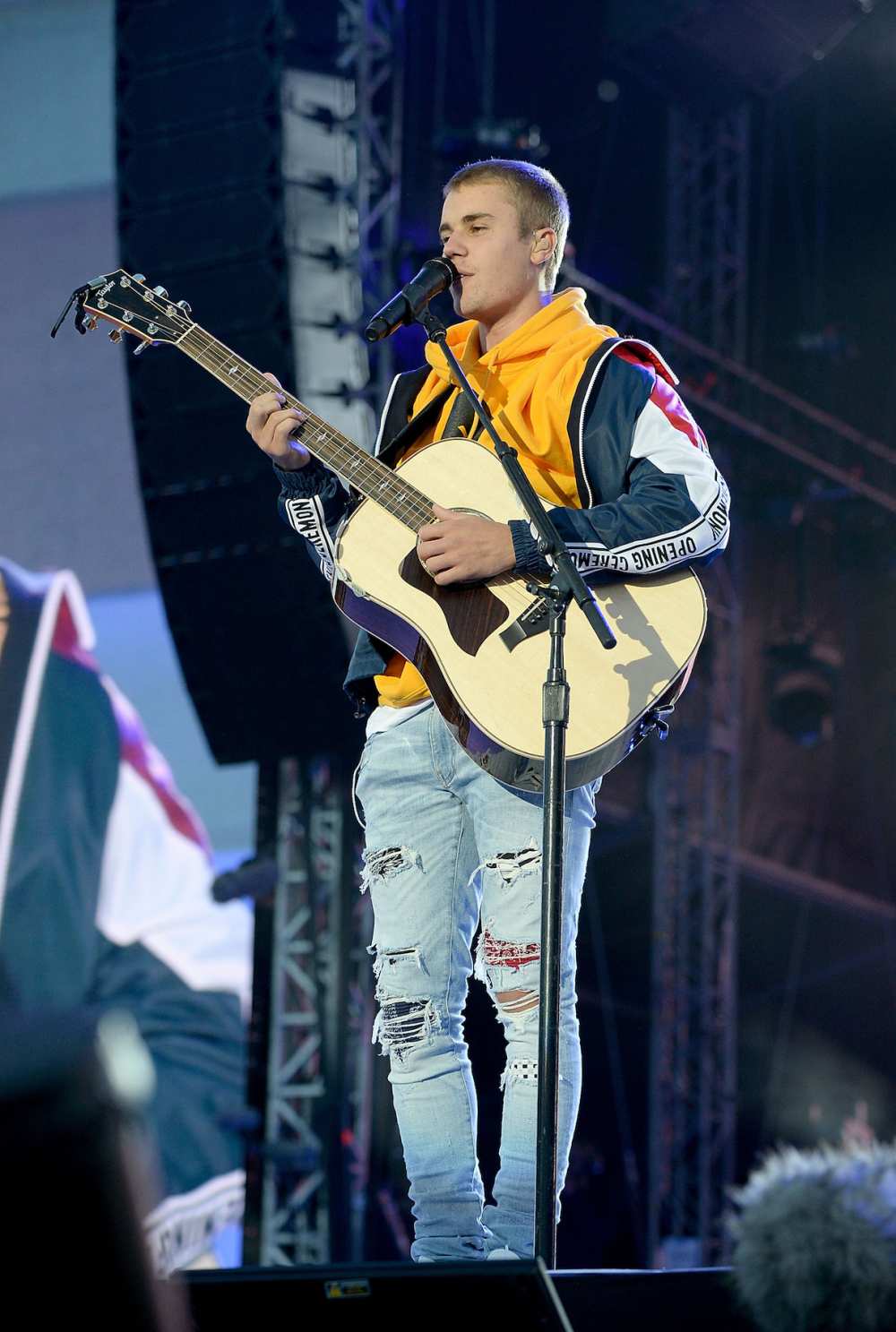 Justin Bieber Breaks Down During Tribute to Manchester Bombing Victims