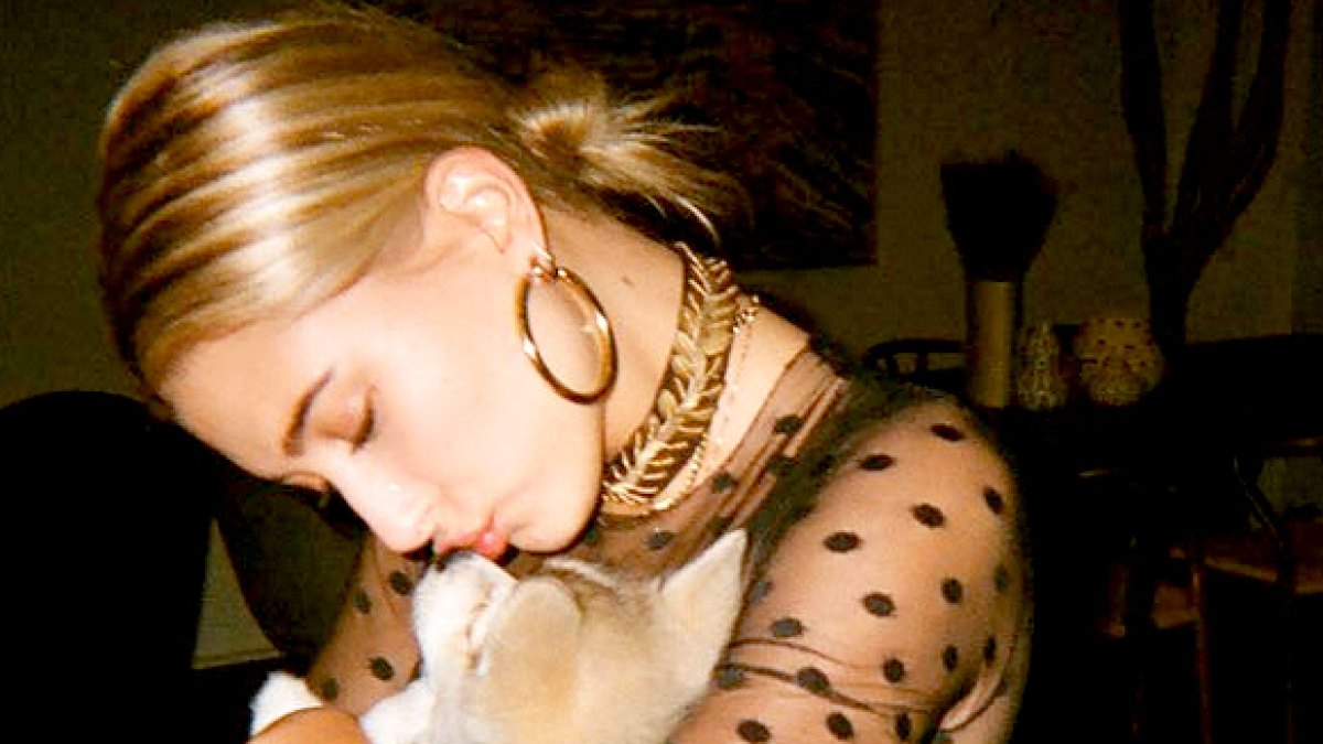 Hailey baldwin jim carrey 54fe1dbf 1215 4017 8b47 7abbbbc382f1