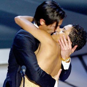 Halle berry adrien brody kiss bc61cca9 1546 4601 ad65 c6da71adfb7d