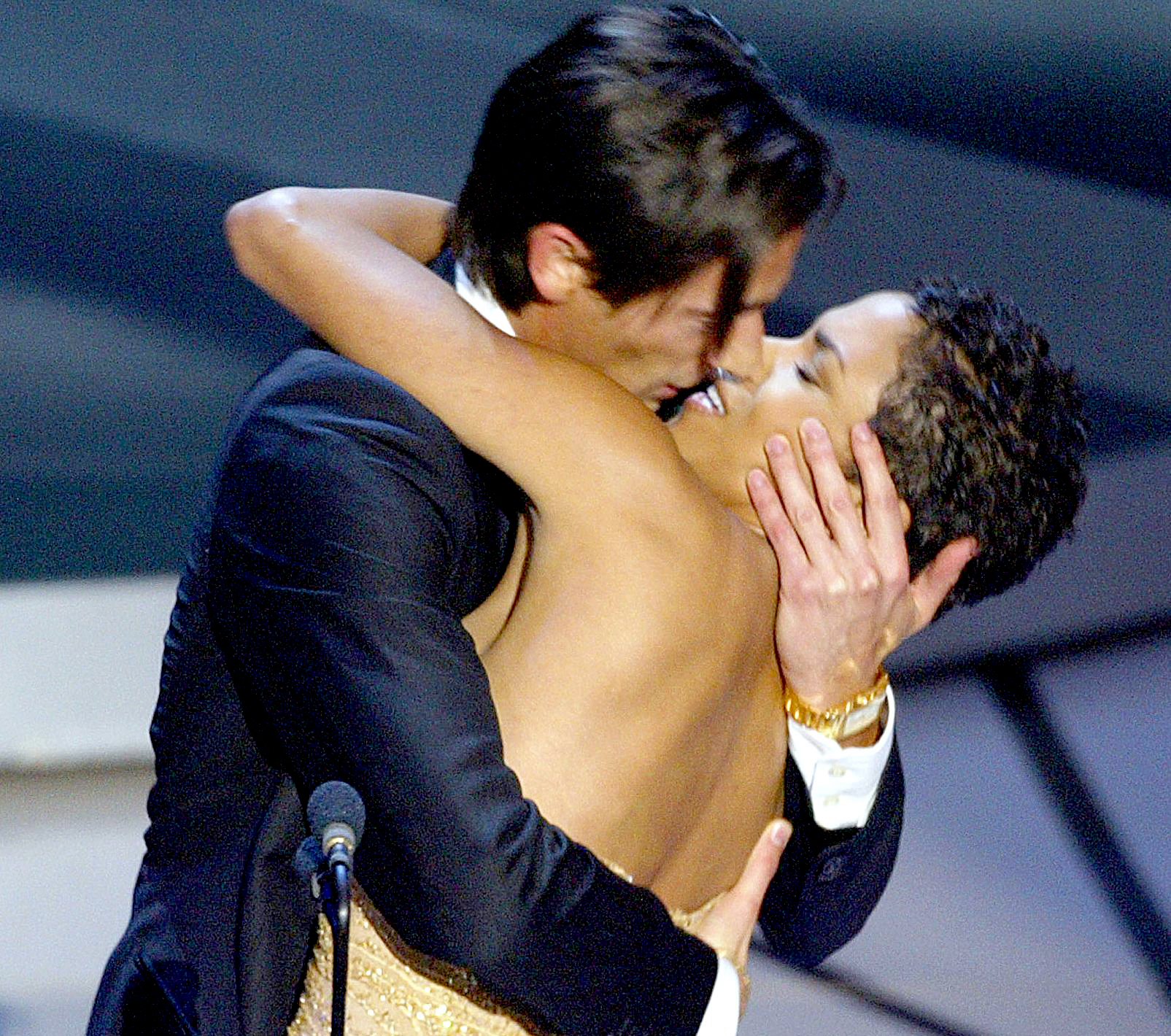 حق مشين إيجابية  Halle Berry Recalls That Adrien Brody Oscars Kiss