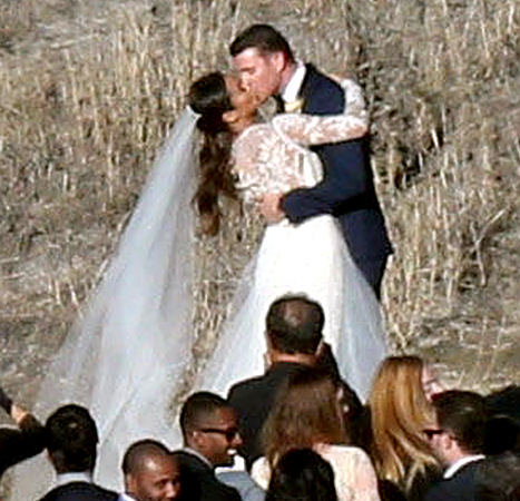 Jamie Chung and Bryan Greenberg - wedding (kiss)