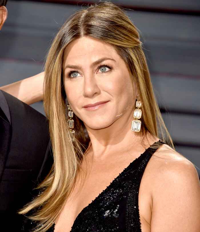 Jennifer Aniston attends the 2017 Vanity Fair Oscar Party hosted by Graydon Carter at Wallis Annenberg Center for the Performing Arts on February 26, 2017 in Beverly Hills, California.