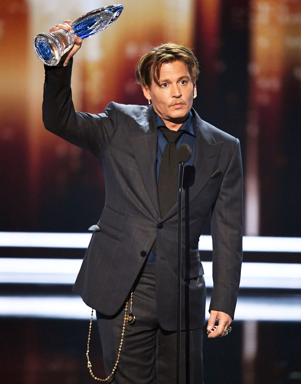 ohnny Depp accepts Favorite Movie Icon onstage during the People's Choice Awards 2017 at Microsoft Theater on January 18, 2017 in Los Angeles, California.