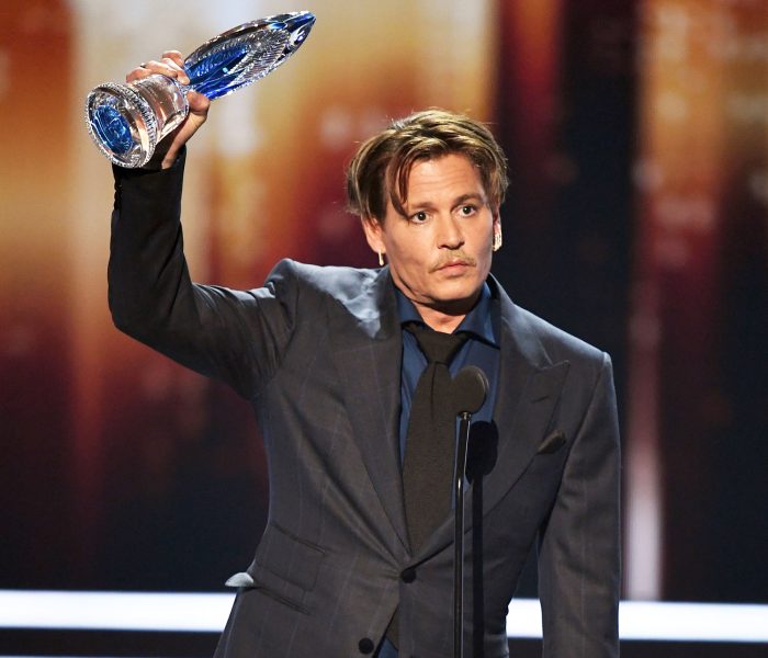 Johnny Depp accepts Favorite Movie Icon onstage during the People's Choice Awards 2017 at Microsoft Theater on January 18, 2017 in Los Angeles, California.