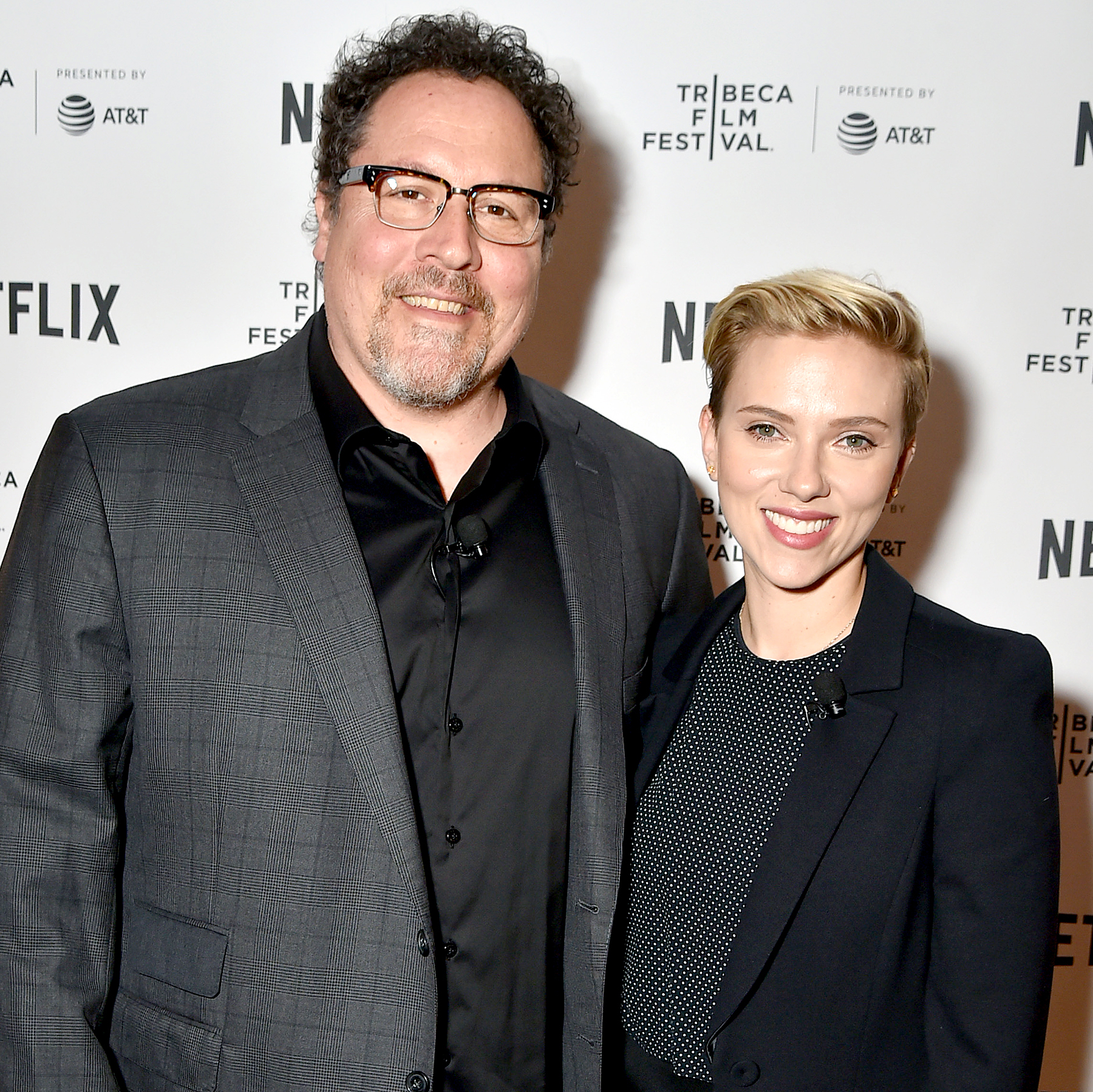 Jon favreau and scarlett johansson zoom 159523f2 bfc3 4dd5 b4ac 58b867efff81
