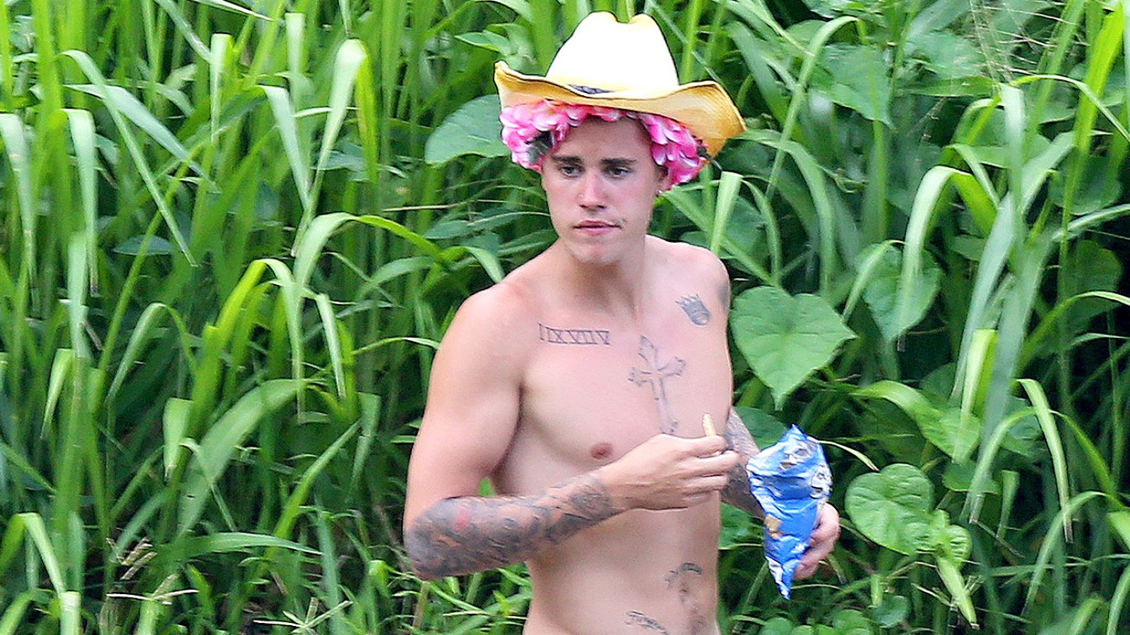 Justin Bieber Naked Beach Videos - Justin Bieber Showed Off Shirtless Bod Before Naked Photos