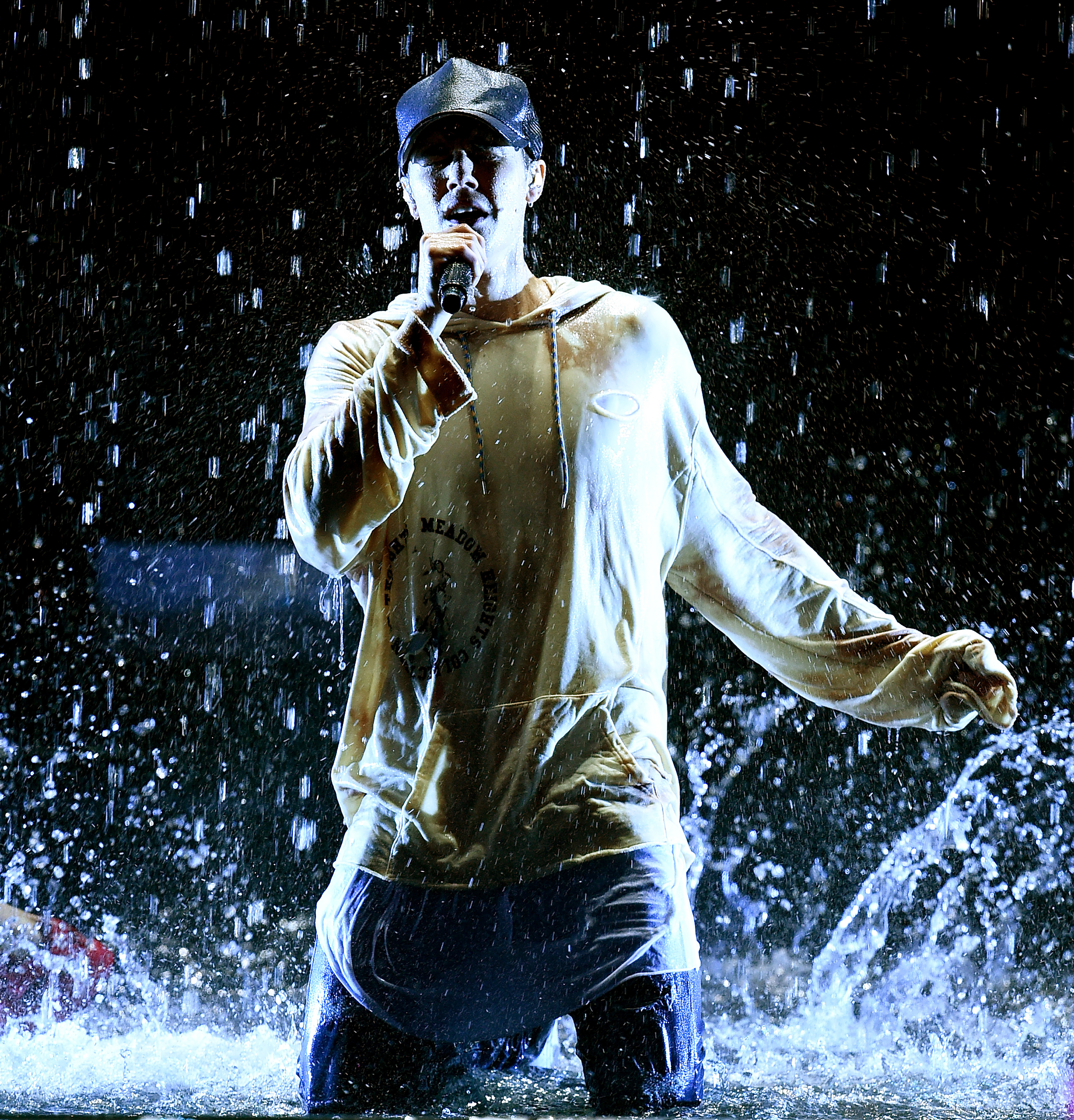Justin Bieber performing at the 2015 AMAs