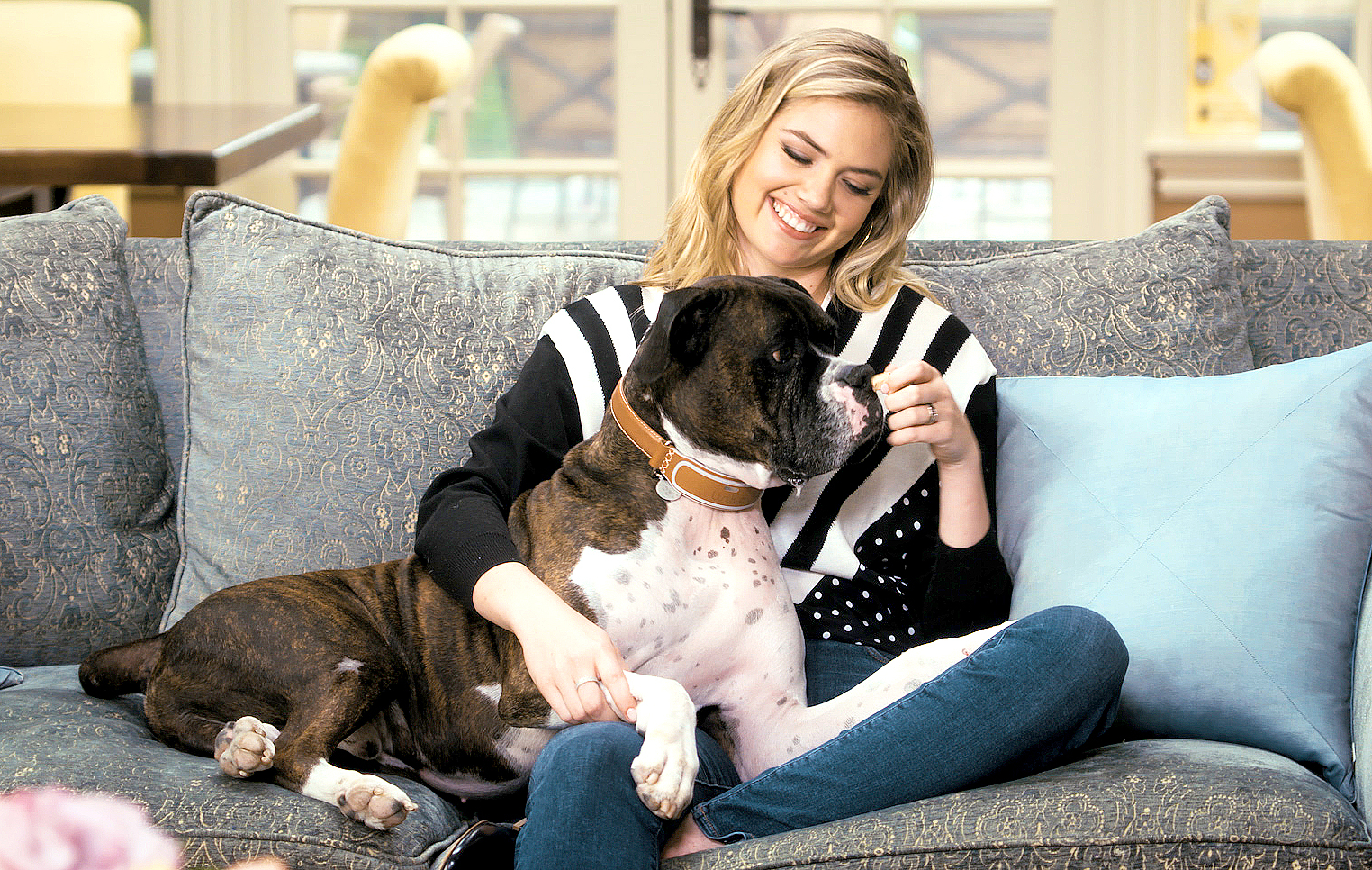 Kate upton harley couch 2 zoom df5b4232 963a 4f27 91f5 e068d38fde96
