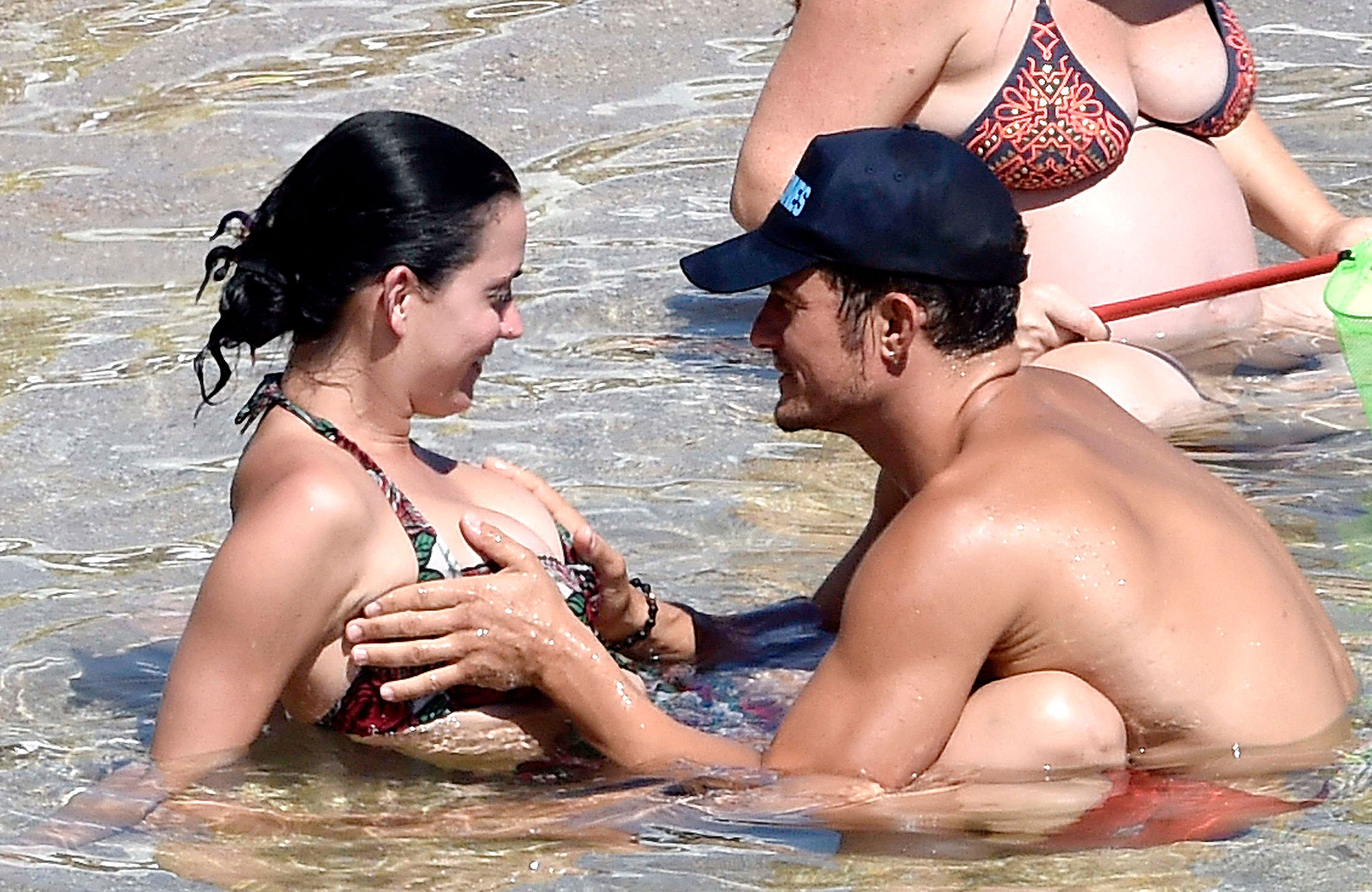 Perfect Beach Tits - Orlando Bloom Grabs Katy Perry's Boobs During Beach Vacation