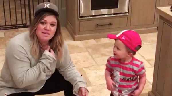 Kelly Clarkson Dancing