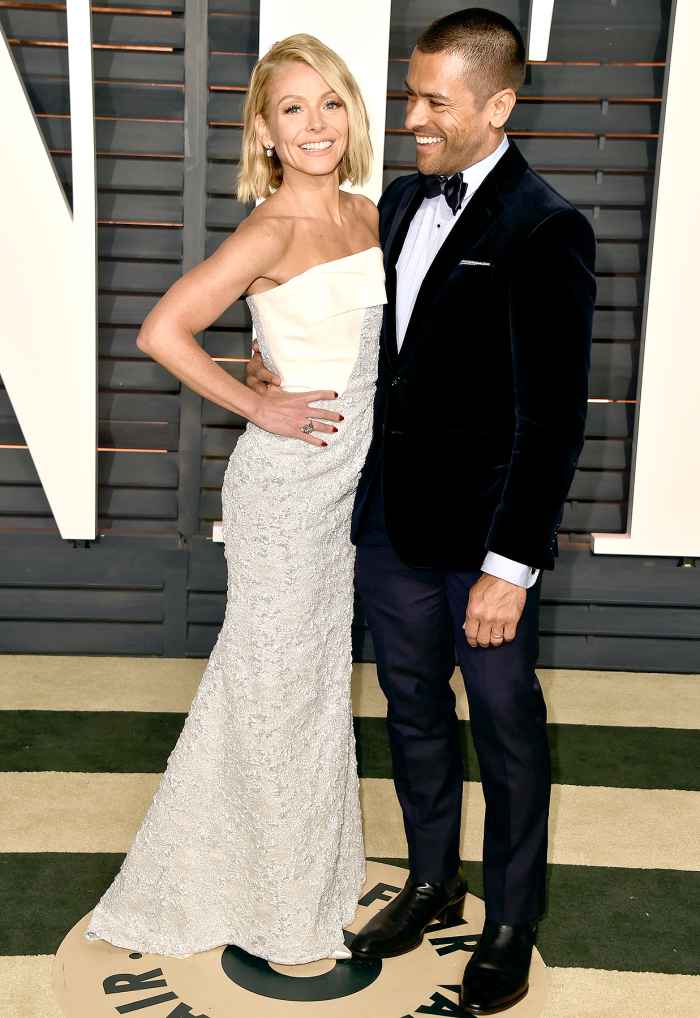 Kelly Ripa and Mark Consuelos attend the 2015 Vanity Fair Oscar Party hosted by Graydon Carter at Wallis Annenberg Center for the Performing Arts on February 22, 2015 in Beverly Hills, California.