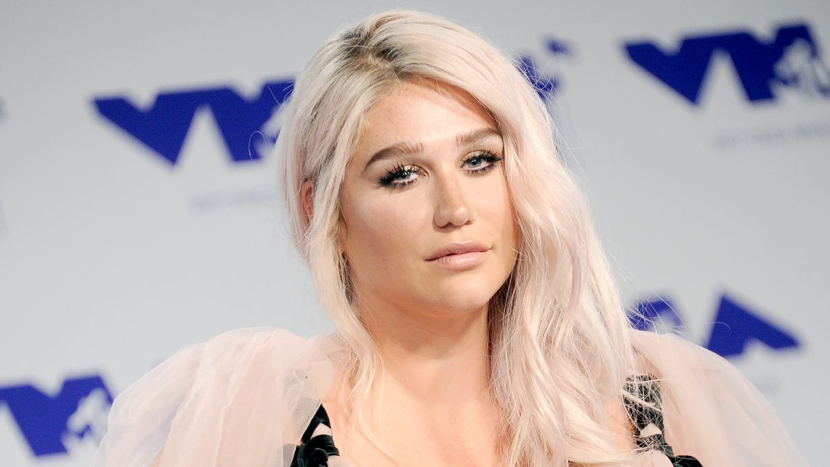 Kesha arrives at the 2017 MTV Video Music Awards at The Forum on August 27, 2017 in Inglewood, California.