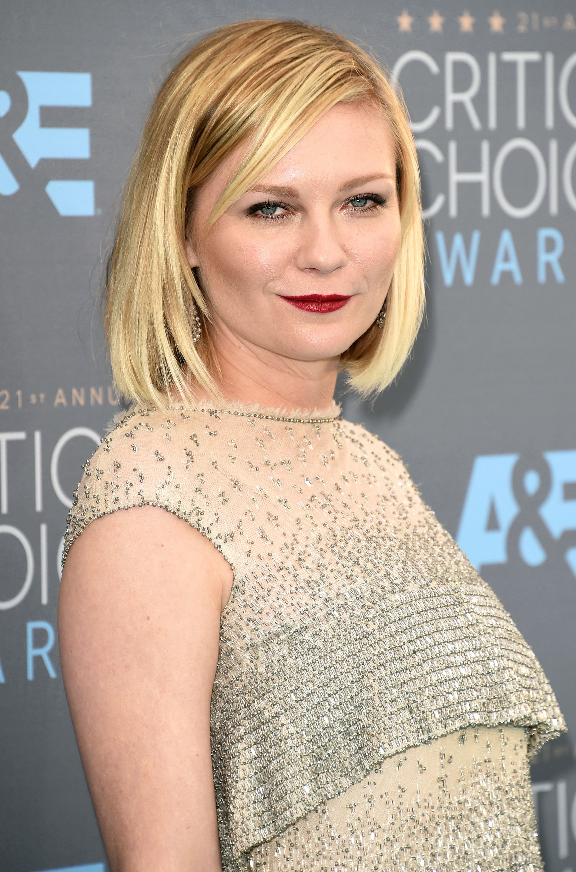 Kirsten Dunst Went Out This Weekend With the Cutest Two-Second Hair Idea |  Glamour