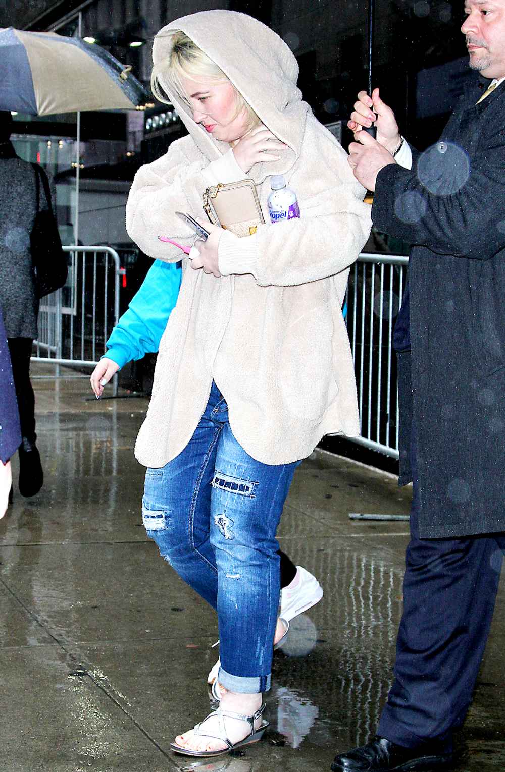 Mama June Shows off her weight loss at Good Morning America.