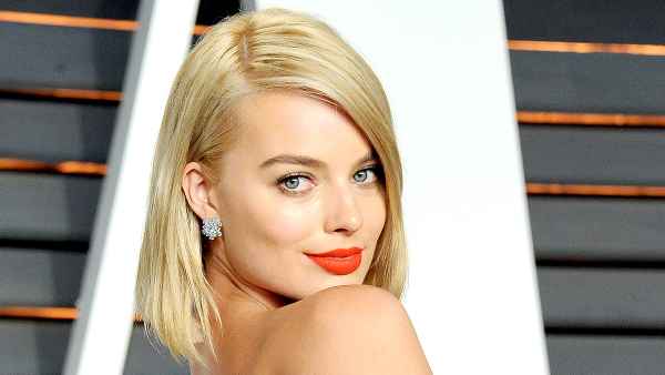 Margot Robbie attends the 2015 Vanity Fair Oscar Party.