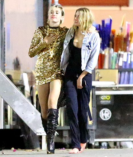 Miley Cyrus Makes Out With Victorias Secret Angel Stella Maxwell Pic