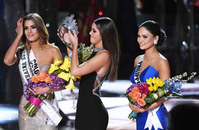 Miss Universe 2014 Paulina Vega (C) removes the crown from Miss Colombia 2015, Ariadna Gutierrez, in order to give it to Miss Philippines 2015, Pia Alonzo Wurtzbach