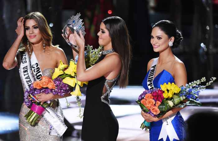 Miss Universe 2014 Paulina Vega (C) removes the crown from Miss Colombia 2015, Ariadna Gutierrez, in order to give it to Miss Philippines 2015, Pia Alonzo Wurtzbach