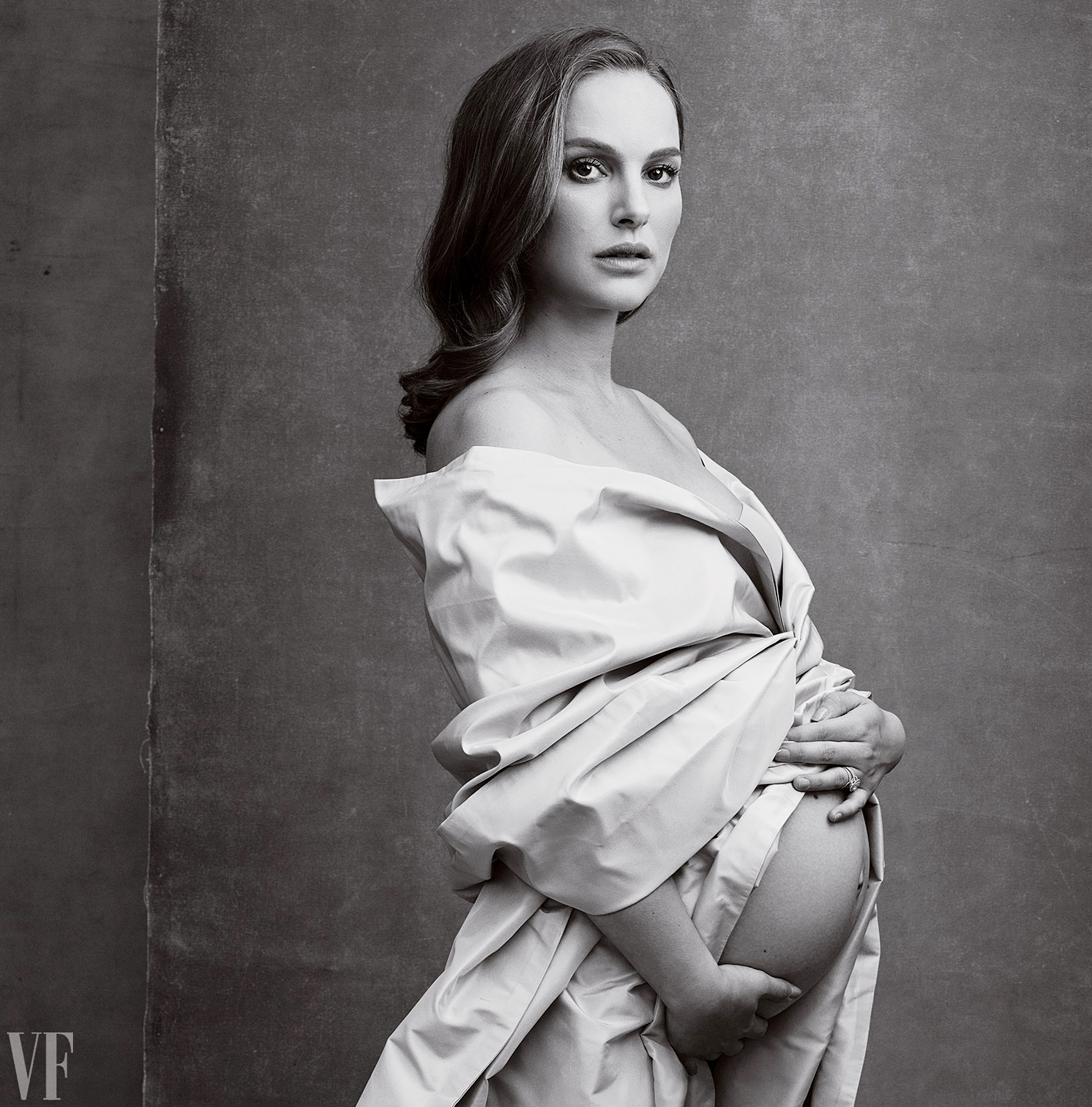 1420px x 1440px - Pregnant Natalie Portman Channels Demi Moore in Bare Bump Pic