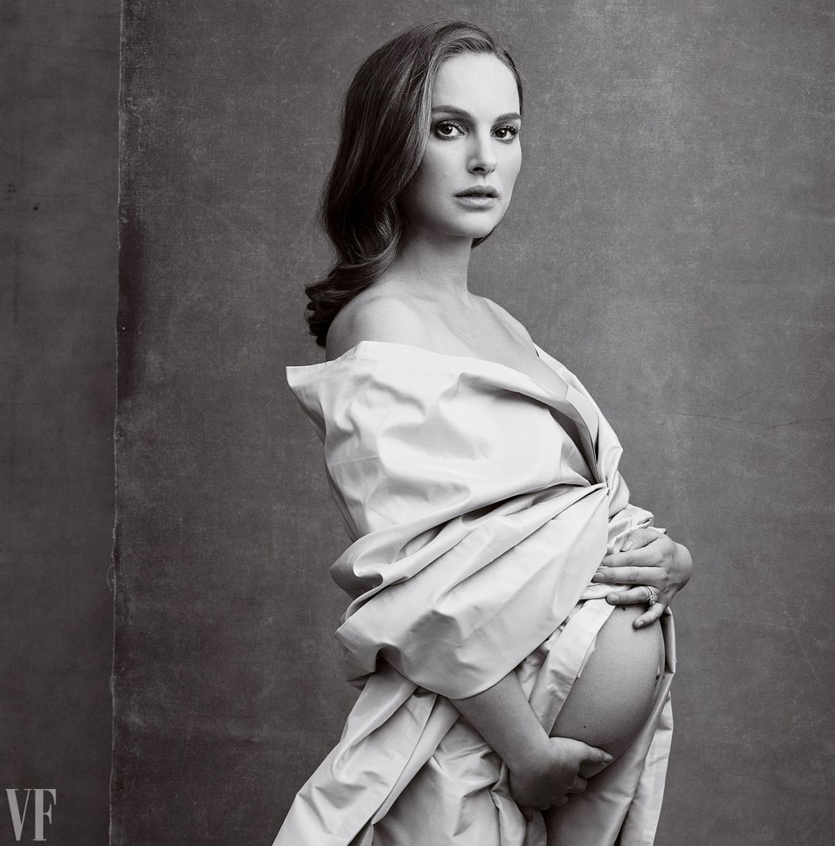 1200px x 1216px - Pregnant Natalie Portman Channels Demi Moore in Bare Bump Pic