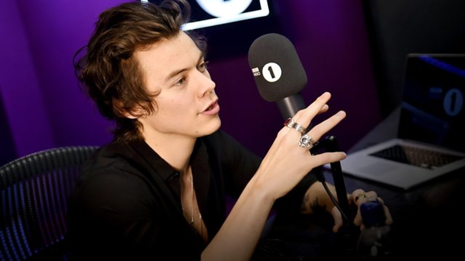 Harry Styles Releases First Solo Single 'Sign of the Times'