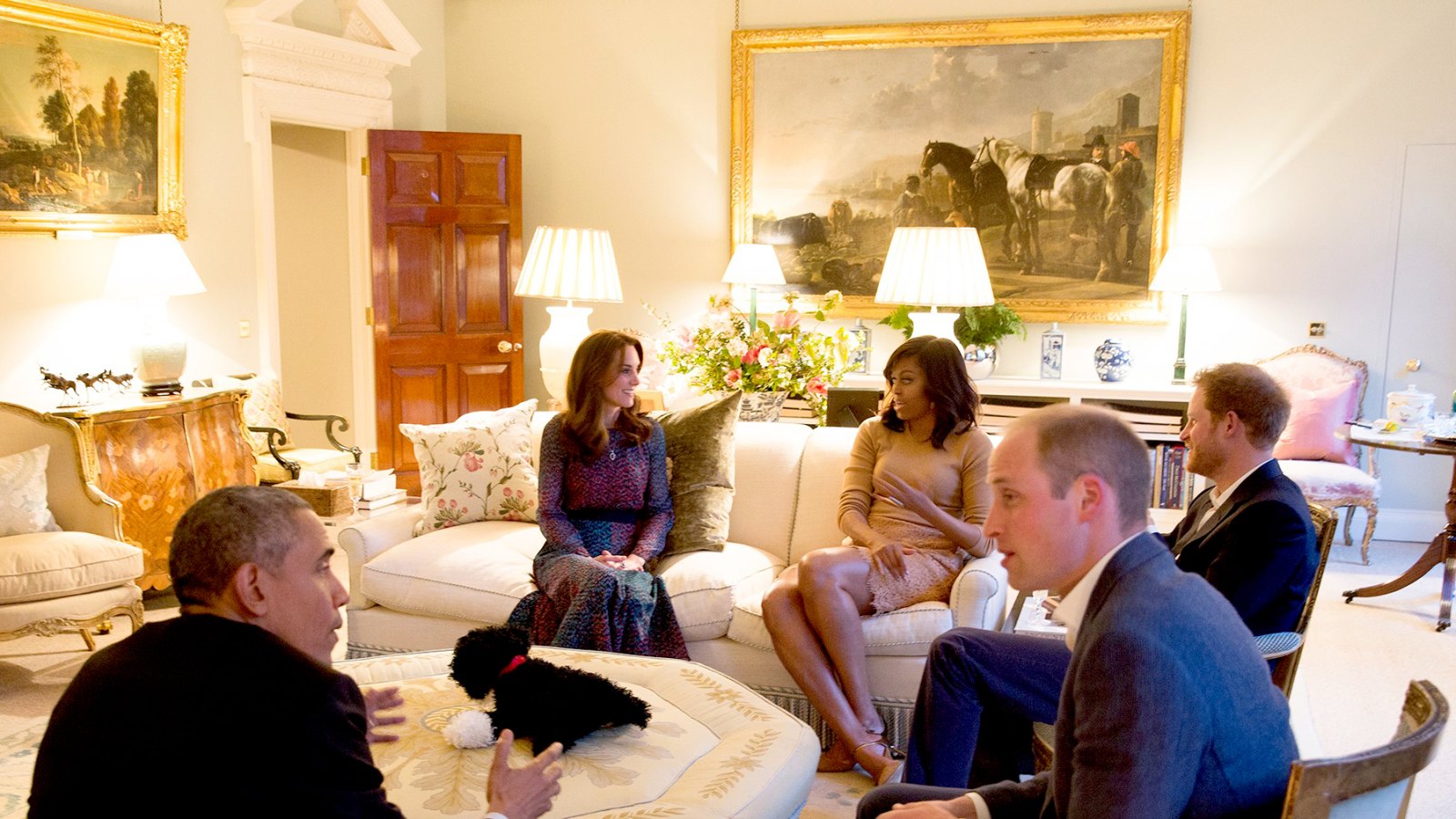 US President Barack Obama (L), Britain's Prince William, Duke of Cambridge (R) US First Lady Michelle Obama (2L), Catherine, Duchess of Cambridge (L) and Britain's Prince Harry (C) sit together in a reception room at Kensington Palace in London, April 22, 2016.